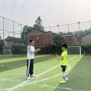 jiuyou官网-川超自贡球员现身塘坎上小学足球决赛 寄语学子：“享受比赛，勇敢踢球！”